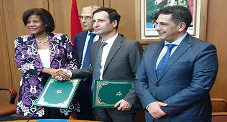 وزير الاقتصاد والمالية وممثلة البنك الدولي يوقعان اتفاقية قرض  حول برنامج "دعم قطاع التعليم"